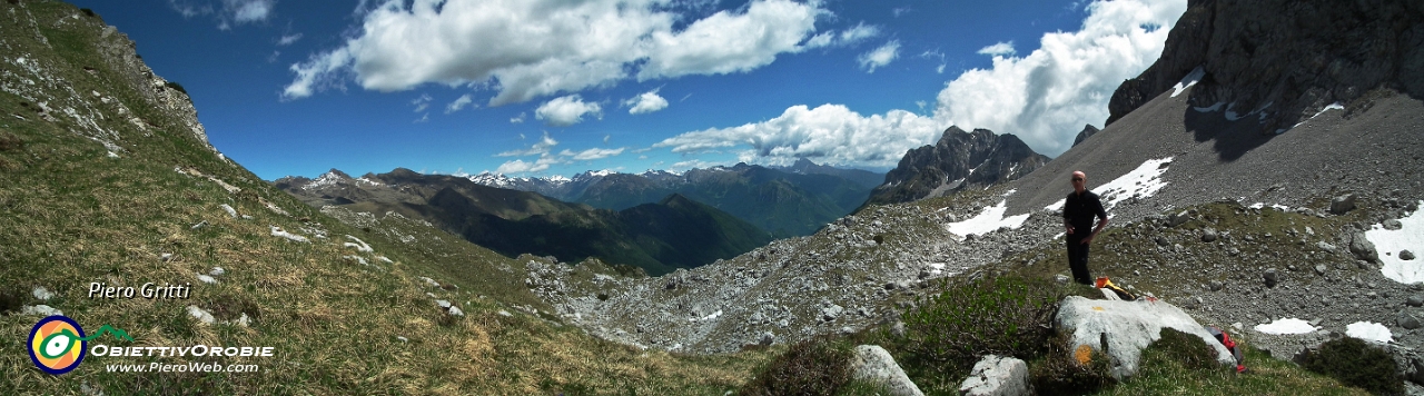 01 Panoramica sul sentiero 244 tra Passo di Corna Piana e Forcella di Valmora.jpg